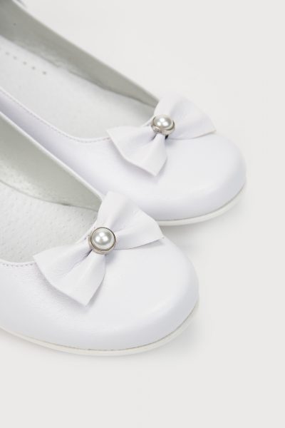 białe-buty-komunijne-z-perłą