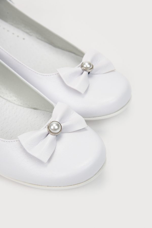 Białe buty komunijne z perłą